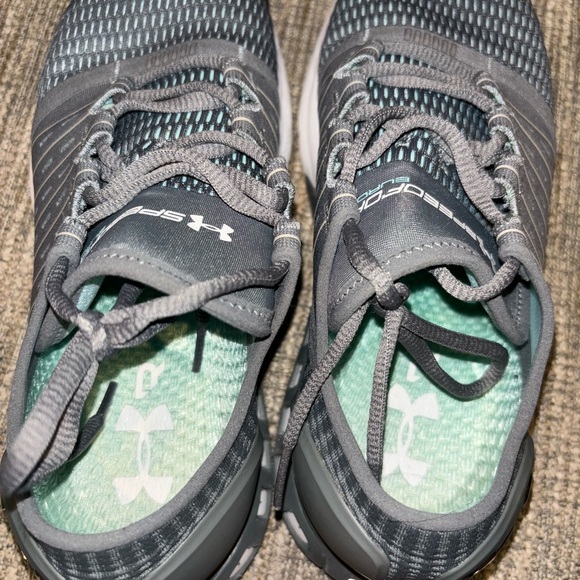 Women’s under armor athletic shoes size 8 worn a few times no stains no damage - Picture 3 of 5